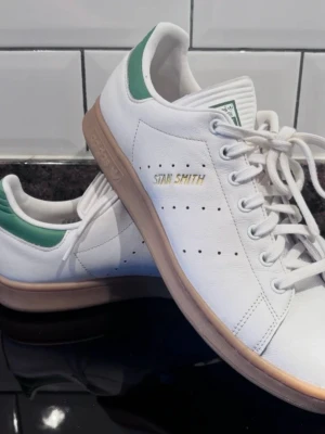 Adidas Stan Smith vita sneakers - Grymt snygga och sköna Adidas Stan Smith. Specialutgåva. Nypris: 1399 kronor Storlek 44 2/3 Som nya som du ser på bilderna