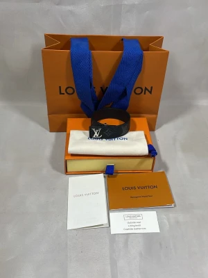 Läder armband  - Helt sjukt snyggt armband nu till sommaren L.  V. Vid mer frågor eller bilder är det bara att skriva!