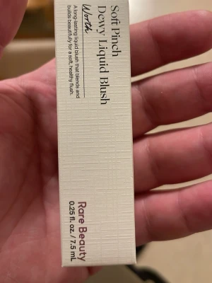 Rare Beauty Soft Pinch Dewy Liquid Blush - Rare Beauty Soft Pinch Dewy Liquid Blush i nyansen Worth. Flytande rouge som ger en fräsch, daggig finish och smälter in i huden för ett naturligt resultat. Kommer i en stilren, ljusbeige förpackning på 7,5 ml. Perfekt för dig som vill ha glow och enkel applicering.