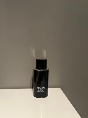 Armani Code Eau de Parfum (3/4kvar) - Snygg parfymflaska från Armani Code i svart glas med stilren, rund form och vit text på framsidan. En klassisk och elegant doft som passar perfekt för dig som gillar exklusiva parfymer.