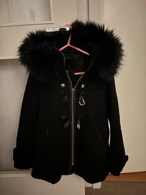 Kappa från Zara - Kappa köpt från Zara med svart fuskpäls