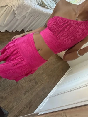 Matchande set - Jättesnyggt rosa set, endast använd något fåtal gång 💖💖 toppen är i XS och kjolen är i M!!