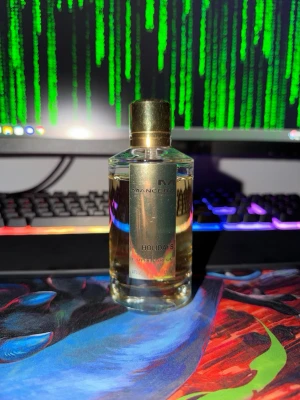 Mancera Holidays Eau de Parfum - Mancera Holidays Eau de Parfum i en elegant, genomskinlig glasflaska med guldfärgat lock och etikett. Flaskan har en rundad form och rymmer 120 ml. Doften är lyxig och passar dig som gillar exklusiva parfymer med en modern touch. 100ml+/120ml återstår av flaskan!