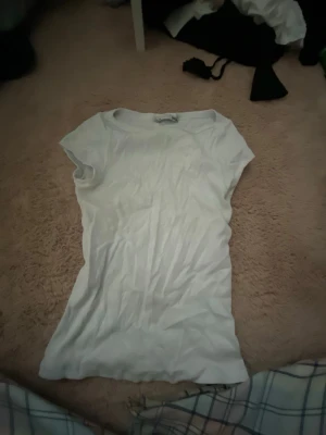 Vit basic topp - vit topp andvönd en gång bra skick dm mig om du vill se hur den sitter på.