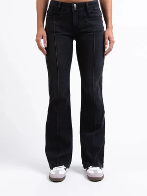 Madlady Svarta bootcut jeans stl 36/tall  - Snygga svarta bootcut jeans med markerade sömmar och stora framfickor. Stl 36 och extra långa ben. Jeansen har två knappar i midjan och bakfickor med lock och knapp. Tillverkade i denim med lätt stretch för skön passform. Perfekta för en trendig och avslappnad look.