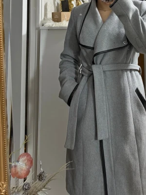 Grå kappa - En grå kappa, mycket bra, inget slitet och passar även storleken S.