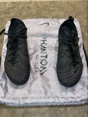 Ordinarie pris 3400 Nike phantom gx luna  - En svart Nike sko elite med mörk grön Nike logga en skön och vid  skolform med mjuk sula och väldigt bra skriv grepp på bredsidan. Denna sko rekommenderar jag.