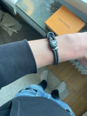 Louis Vuitton svart armband loop it - Snyggt LV armband ”loop it” modell. Färg svart med box! Äkta såklart. Skriv vid funderingar! Storlek 19 tror jag 