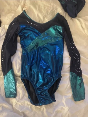 Blå glittrig gymnastikdräkt - Jätte snygg långärmad gymnastikdräkt i nyskick.