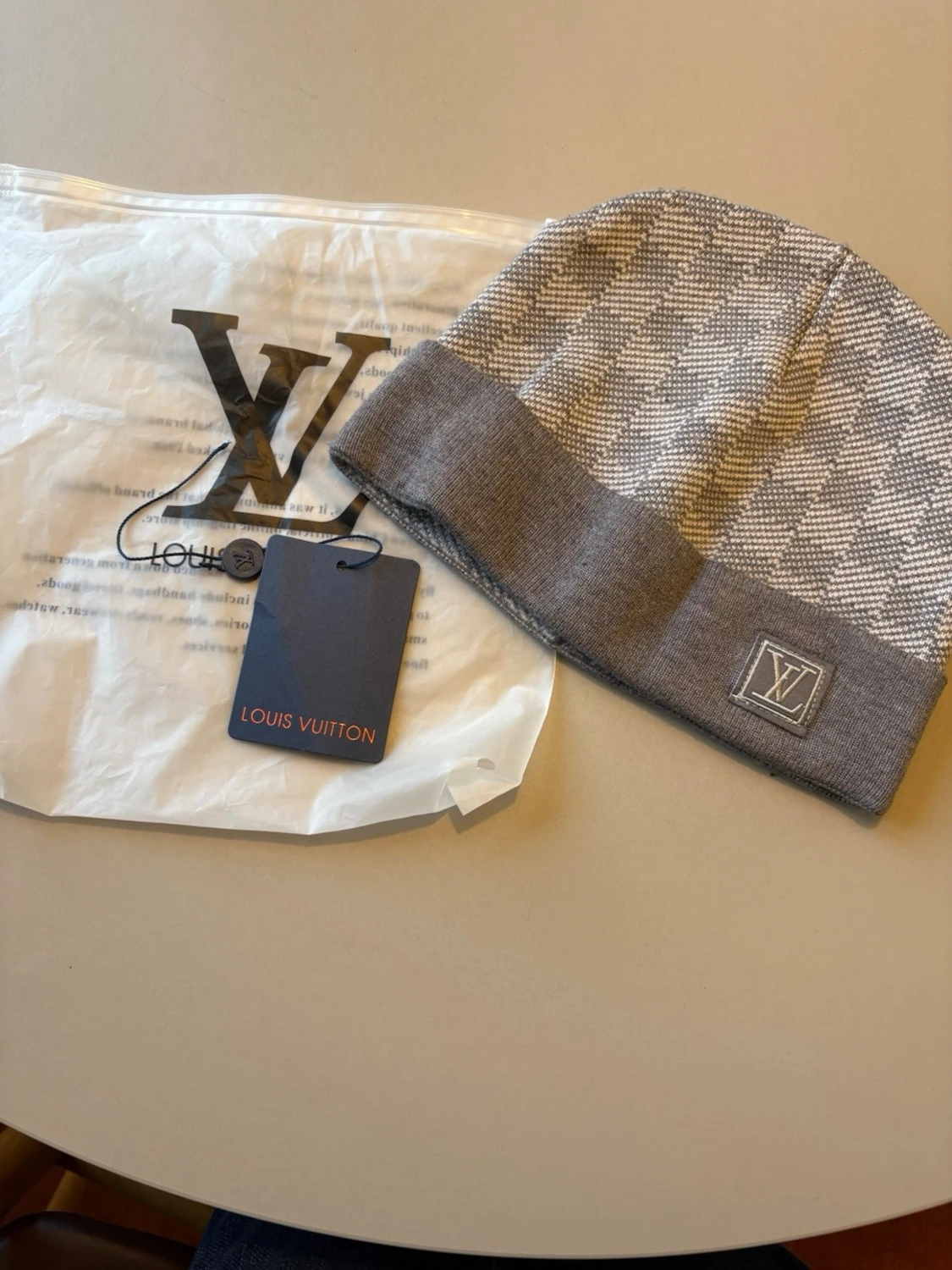 Grå mössa med rutmönster