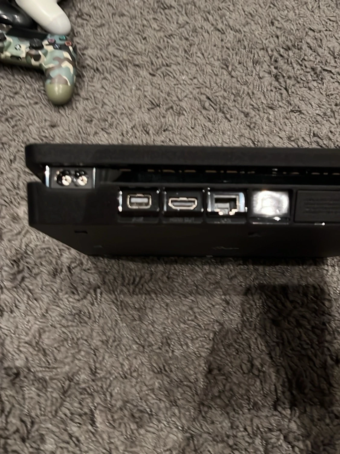 PlayStation 4 Slim med tre kontroller - 2