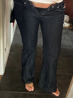 Mörkblå bootcut jeans - Snygga mörkblå bootcut jeans med låg midja. Jeansen är bootcut och kommer från diesel. Som ni kan se på bilden är dem för små för mig😅😅skulle säga att dem passar en S då dem är storlek 29