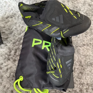 Adidas Predator svart/gul fotbollssko - Säljer ett par helt nya adidas predator, alla original tillbehör är med och skorna är testade 2!!! Gånger endast. Skorna har en strömlinjeformad design utan snörning och är tillverkade i syntetmateria perfekta för dig som vill använda dig av dem bästa skorna på marknaden! (Nypris, över 3000kr)