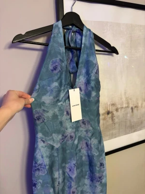 Oanvänd klänning från adoore - lapp kvar Stl 34 - Jättefin Oanvänd blå halterneck klänning från adoore! Storlek 34. Säljer pga för liten tyvärr, men jättefin!