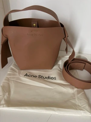 Acne studios väska  - Väldigt fin ☺️ marknads priset är 4800-6000. Min pris är under 3000 .