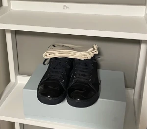 Lanvin  - Hej, säljer mina mörkblåa Lanvins i storlek uk 8, vilket motsvarar 42/43. Grymt skick och inga defekter. Köpta från Miinto, allt orginal medföljs! Nypris: 5000kr+