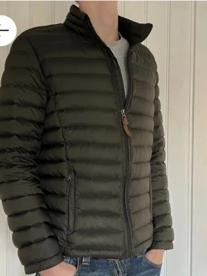 Mörkgröna dunjacka med dragkedja - Säljer nu min mörkgröna vårjacka som kommer göra att alla på stan kommer ge dig komplimanger. Har en liten hemmafix på armen (skriv privat för mer bilder).