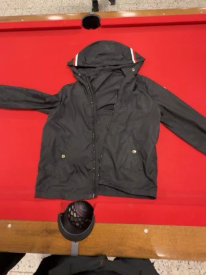 Svart vindjacka från Moncler - En ganska ny moncler jacka bra kvalité och har knappt använt den 