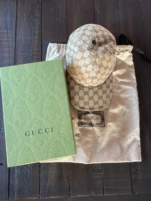 Gucci keps - Säljer nu en Gucci keps då den inte används. Kepsen är i bra skick och har inte använts på länge. Självklart är den äkta och priset går såklart att diskutera. För fler bilder eller frågor är det bara att höra av sig!