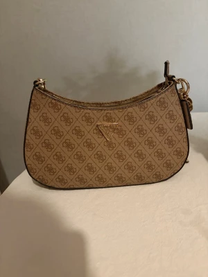 Guess väska - Guess väska i mycket fint skick. 700kr