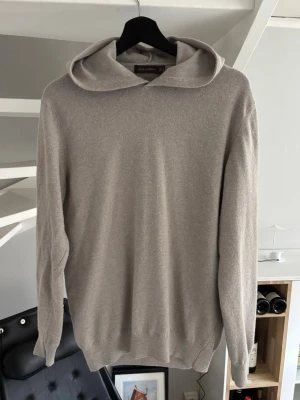 Stickad hoodie - Stickad hoodie i merino ull || Märke: Oscar Jacobson || Strlk L men sitter som M || Riktigt bra skick (använd fåtal gånger) || Bara att skriva vid frågor och funderingar!🙌