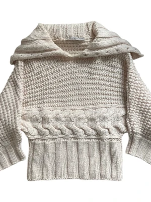 Chunky knit från Kookai - Väldigt ljusrosa stickad tröja i 51% merinoull och 49% akryl 💗Har en bred vikkrage med knappar och trekvartsärm. Jag brukar ha strl XS i överdelar för referens 