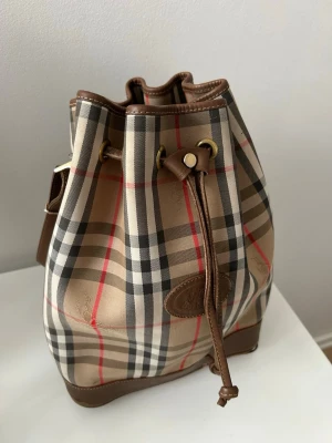 Vintage Burberry väska  - Väldigt rare modell. Köptes för 7700kr. Kom med prisförslag 😇