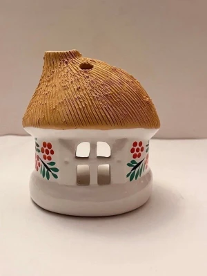 Ljushållare stuga söt cottage core  - Supersöt ljushållare i form av en liten stuga. Du kan sätta ett värmeljus i den. Ca 10 cm hög och 8 cm i diameter i botten. Dekorativt mönster med kvistar och bär på den.