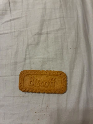 Biscoff kaka - En klassisk Biscoff kexkaka i rektangulär form med vågiga kanter. Kakan är gyllenbrun och har texten 'Biscoff' ingraverad på ovansidan. Perfekt för dig som gillar krispiga och smakrika småkakor.