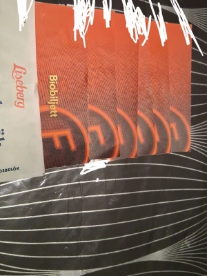 6 biobiljetter och Lisebergsbesök - Säljer ett paket med 6 biobiljetter i orange och svart samt ett besök till Liseberg. Perfekt för dig som vill gå på bio med vänner eller familj och samtidigt besöka nöjesparken. Biljetterna är i pappersformat.
