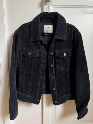 Jacka - Pull & Bear - Marinblå manchesterjacka från Pull & Bear. Storlek S. I fint skick! 🌸