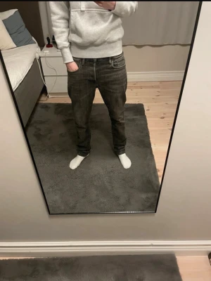 Grå slim jeans från G-Star RAW - Säljer ett par grå slim fit jeans från G-Star RAW med snygga slitningar. Materialet är mjukt och stretchigt. Storleken är W30 och L32