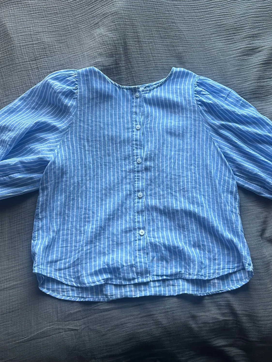 Blåvit randig blus med puffärm - 1
