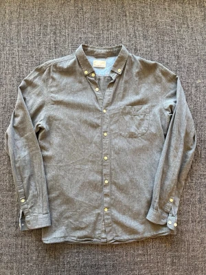 Knownledge cotton skjorta  - Sjukt eftertraktad Knowledge Cotton Apparel skjorta ~ stilren vintage modell | st M | färg grå | klassisk passform | perfekt vintage piece | OBS kan gå ner lite i pris vid snabb affär! 🏄