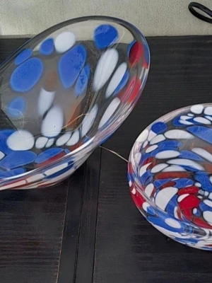 2 fina glas skålar( bergdala konst glas) - Säljer två unika glasskålar med färgstänk i blått, vitt och rött. Skålarna har rundad form och är tillverkade i tjockt glas med abstrakt mönster. Perfekta som dekoration eller till servering av snacks och godis. Mått skål nr höjd 9 cm, längd 29,5 cm. Mått skål nr 2 höjd 6,5 cm längd 15,5 cm