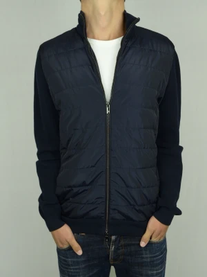 Massimo Dutti hybrid cardigan  - MASSIMO DUTTI HYBRID CARDIGAN Storlek : XL Passform : Passar L Användning : Jackan är i ett väldigt fint skick utan defekter Nypris : Cirka 1500SEK Modellen på bilden : 182CM och väger 73KG