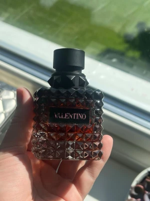 Born in Roma Donna Eau de Parfum Intense - Doften av Born in Roma ökar ditt beroende med en kraftfull doft av vanilj. Den förstärks av en trio av strålande jasmin och varm bensoe som lägger en förförisk attraktionskraft över aristo-punkarnas kvällar. Parfymen är endast använd ett fåtal gånger. Den är 50ml och kostar 1600kr ny! Det går absolut att lägga bud!