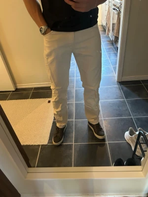 Woodbird beige jeans - Stilrena jeans från Woodbird med rak passform. Jag är 188cm för referens till bilderna. Storlek 32/34