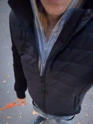 J.lindeberg cardigan - Stilren svart dunväst med quiltat mönster och dragkedja framtill. Västen har hög krage och en modern passform som funkar perfekt över en hoodie eller skjorta. Perfekt för lager-på-lager under höst och vinter. 180cm 60kg fler bilder kan skickas, inga skavenker. Använd en säsong. Nypris 4200