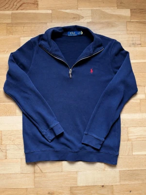 Marinblå halvzip från Polo Ralph Lauren - Klassisk marinblå tröja med halv dragkedja från Polo Ralph Lauren. Storlek S men sitter mer som Xs.