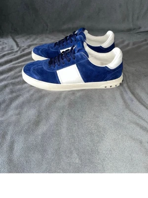  Valentino flycrew - Feta skor från valentino väldigt fint skick ser helt nya ut säljer för jag ska lägga pengar på annat. Priset är inte hugget i sten. Självklart äkta