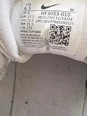 Skor Nike storlek 37 - Tygg grå färg och vit rosa nike märke sköna