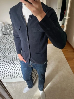 Mörkblå stickad overshirt/tröja med fickor - Säljer en sjukt snygg stickad cardigan från Massimo Dutti i riktigt fint skick i storleken S dock sitter den lite mer som M än S! Mer mörkblå i verkligheten ✌🏼——————————————————————————                                                                      📐| Storlek: S (som en M)                                                           👖| Märke: Massimo Dutti                                     🔎| Skick: Mycket Fint!                                                     ✍🏻| Skriv vid frågor