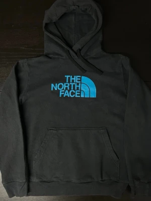 Hoodie från The North Face - Hoodie från The North Face i svart färg i storlek M  A108