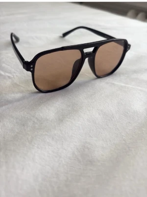 Solglasögon herr - Snygga solglasögon bruna tonade glas. Klassisk och stilren design som passar till många olika looks. Har även dessa i hel svart med svarta tonade glas. Hör av er vid intresse. Perfekt till sommaren nu och väldig bra pris!