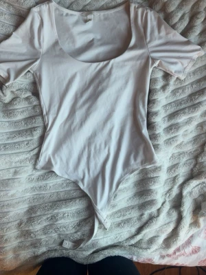 Beige hm body  - Beige body från hm i ett mjukt och skönt material. Använd få gånger🩷