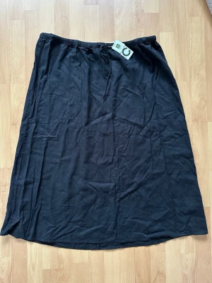 Ny linnekjol Cubus  - Jättefin, klassisk svart linnekjol från Cubus i storlek 2XL ("Linen Slip Skirt"). Kan  användas som maxikjol eller endast gå till vaderna beroende på vart man väljer att sätta midjan. Kjolen är helt ny och aldrig använd, prislappen sitter fortfarande kvar på. Perfekt basplagg till garderoben✨