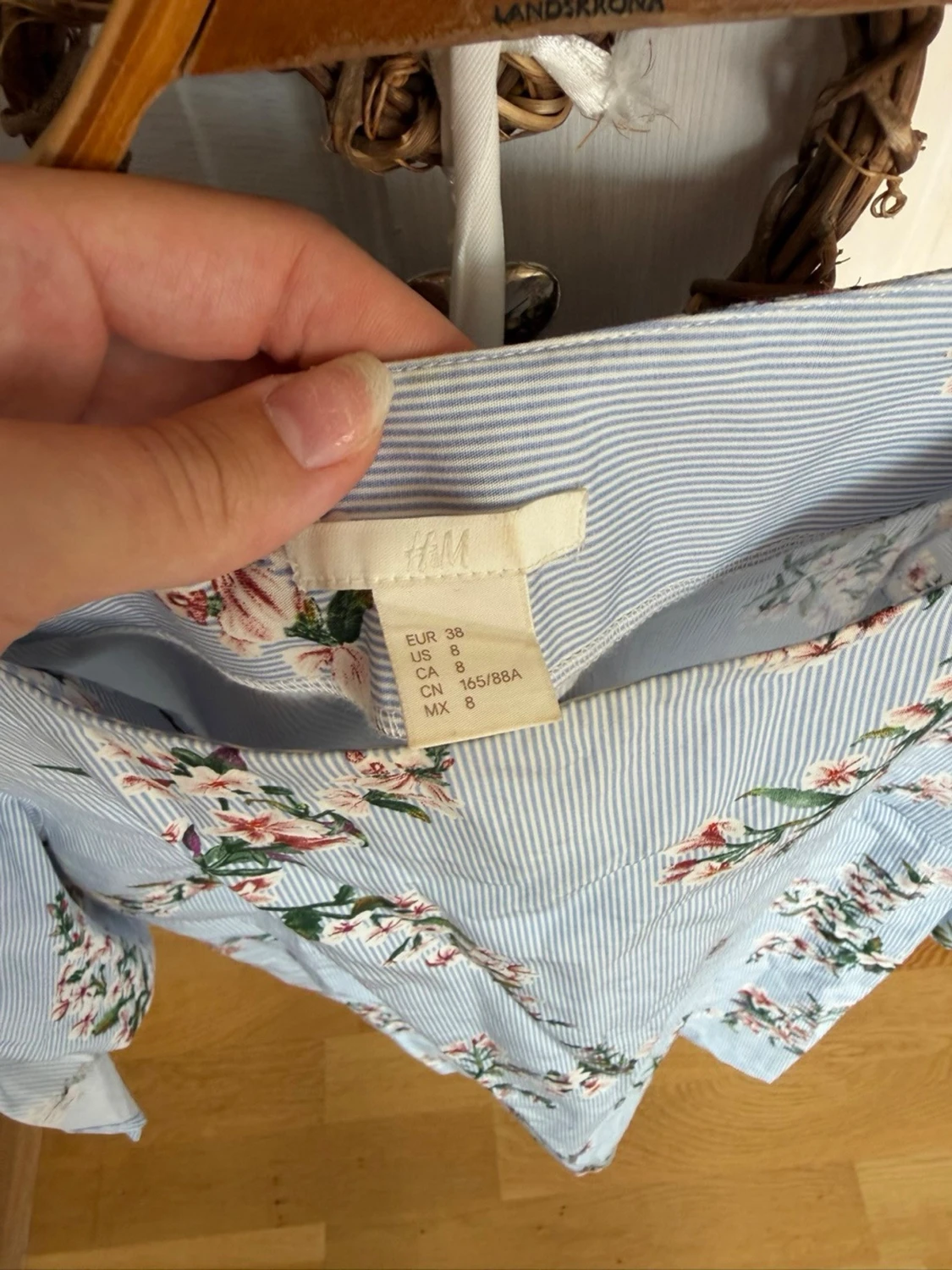 Blommig blus med knytärmar - 1