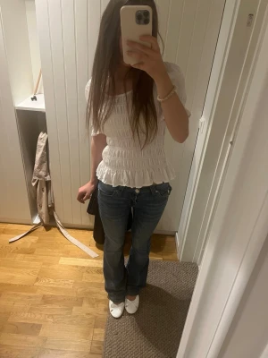 Intressekoll  - Intressekoll på denna söta simpla men ändå piffiga tröjan från Cream. Perfekt för dig som vill ha något basic som på samma gång lyfter upp outfiten och ger nått litet extra!. Inga defekter. Xs. Skriv vid frågor, skriv gärna även innan du köper!💕💕💕