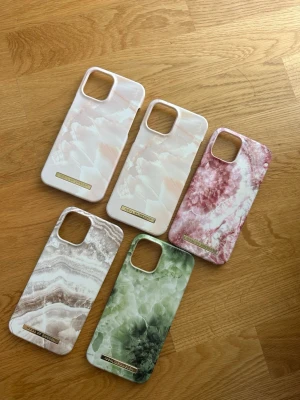 Mobilskal  - Snygga mobilskal till iPhone 12 Pro Max. Mycket fint skick, endast en har lite repor längst upp (syns på bilden, därav två likadana)